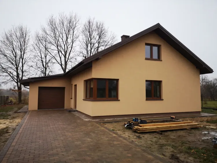 Dom jednorodzinny po ociepleniu, elewacja w piaskowym tynku