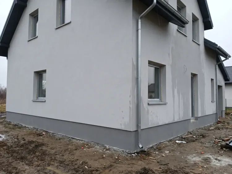 Elewacja w dwóch odcieniach szarości z ciemniejszym pasem cokołu
